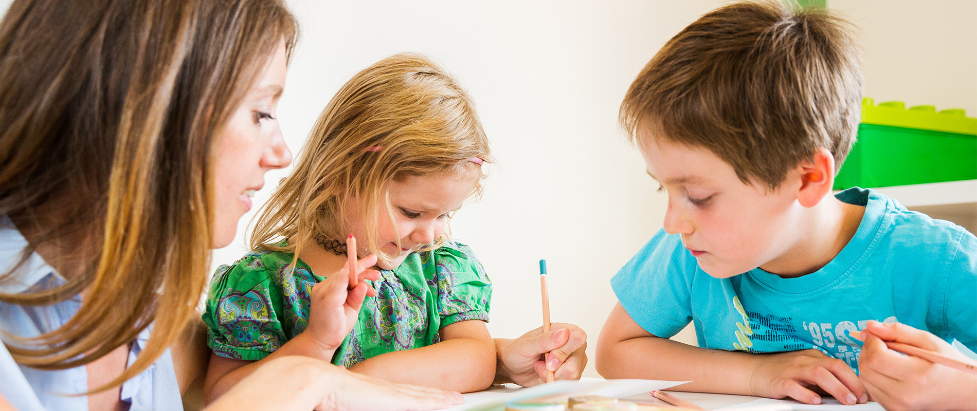 Malende Kinder im Wartebereich MKG Kotala MVZ Frankfurt