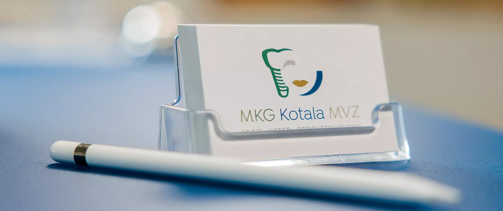Nahaufnahme Visitenkarten der MKG-Chirurgie Kotala MVZ Frankfurt-Höchst